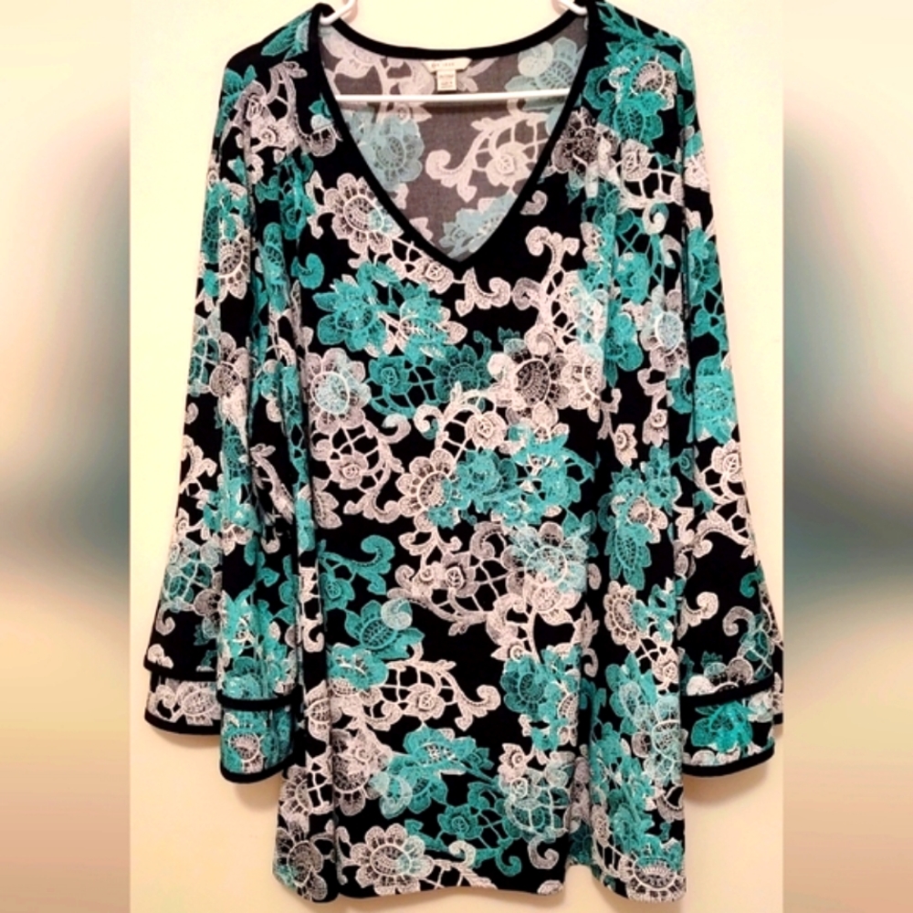 26/28W Cato Pullover V-Neck Top/Poly/Spandex/Black&Turquoise-3/4 Bell Sleeve